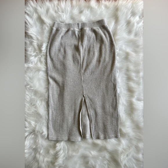 Uniqlo Ribbed MIDI Skirt in Heather Grey Size Small - Picture 3 of 3